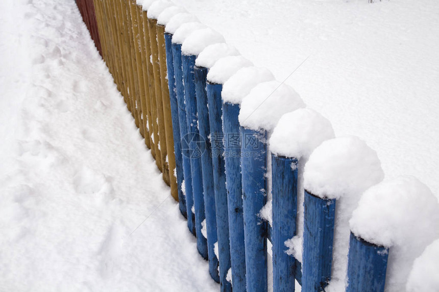 木栅栏上的雪作为背景图像图片