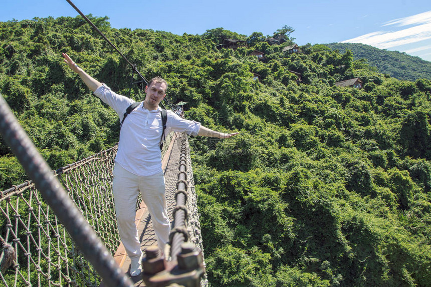 观光客正在亚隆湾热带天堂森林公园的一座木桥上行走YalongBayTropicHaperaF图片