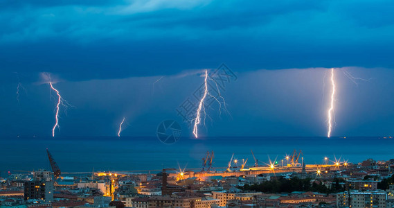 雷电在晚上对海面背景背景图片