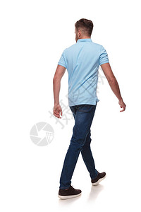 身穿蓝色马球衬衫的青年临时男子走来去图片
