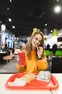 积极的女孩手里拿着一杯饮料图片