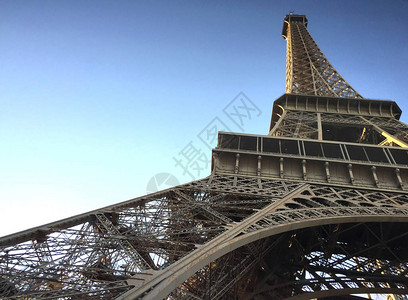 Eiffel铁塔飞向一个清晰的浮云图片