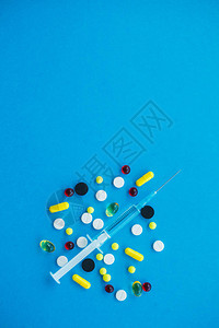 医疗丸蓝色背景上的彩色药丸和胶囊药房主题图片