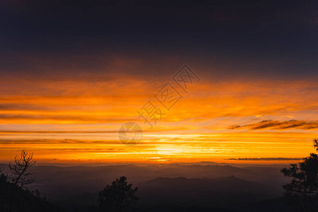 暮色夕阳夕阳照在山上图片