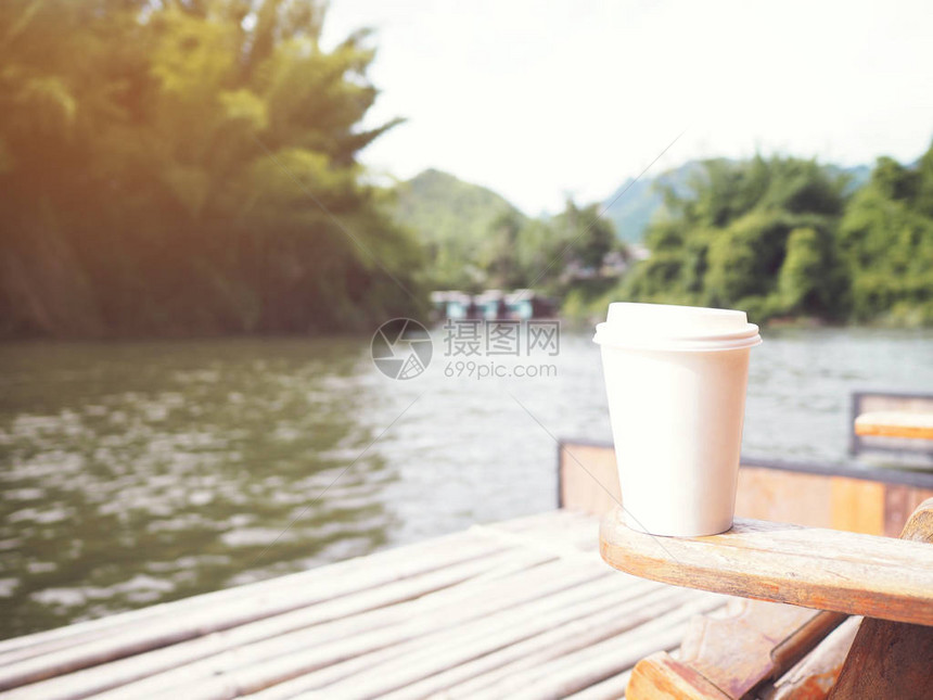 早上在河附近的度假胜地把咖啡杯拿掉图片