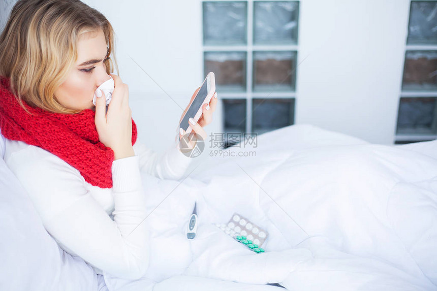 感冒和流感生病的女人在家图片