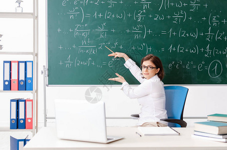 黑板前的女数学老师图片