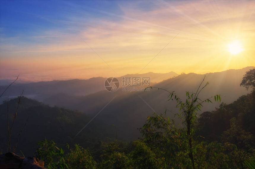 清晨日出多彩的山风景泰河图片