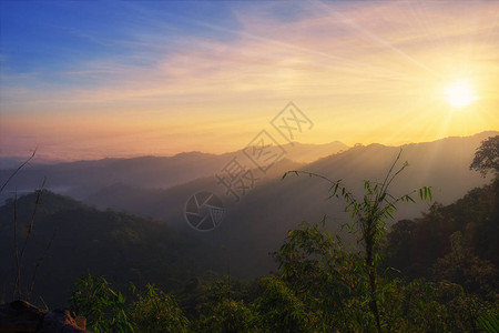 清晨日出多彩的山风景泰河背景图片
