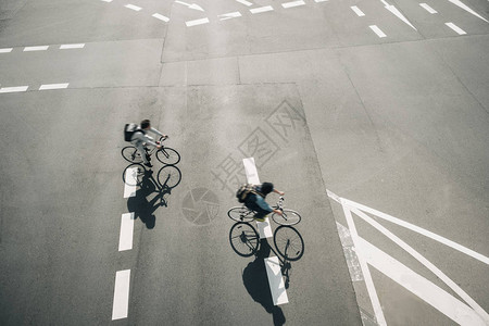 在街头骑自行车的人城市生态活方式城背景图片