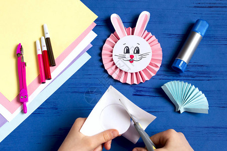 孩子用纸做兔子来装饰复活节儿童派对的创意DIY概念一步的照片说明步骤图片