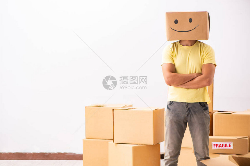 快乐的人用盒子而不是他的头图片