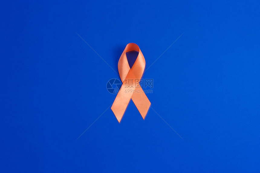 蓝色背景上的橙色丝带医疗保健和医学概念多发硬化症的认识白血病意图片