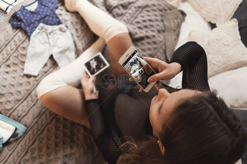 孕妇在床上休息时图片