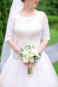 澳洲年轻新娘拿着一束鲜花图片