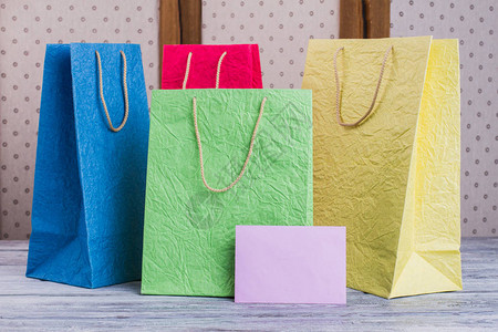 纸质购物袋的集合四个五颜六色的礼品袋和空白纸卡商业零售销图片