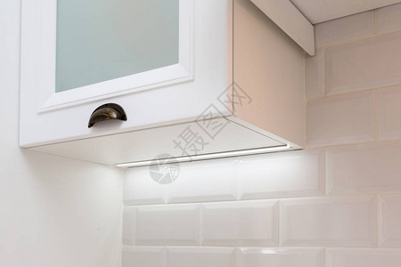 近和低角度顶端视图豪华室内元件的照片门用轻亮的白色厨背景图片