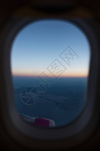 从窗口到飞机引擎查看日出图片
