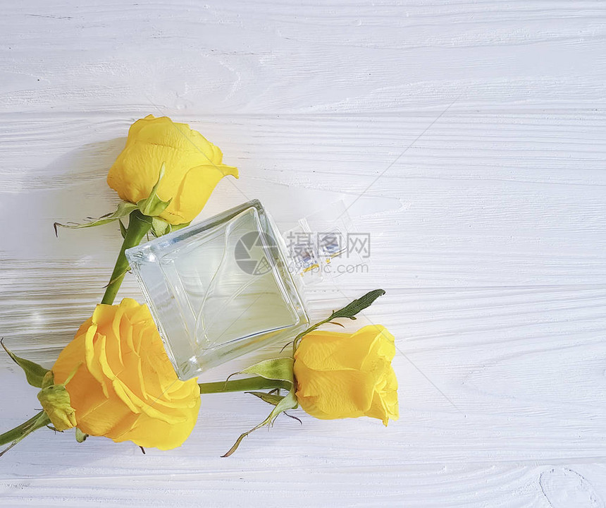 木质背景上的香水花黄玫瑰图片