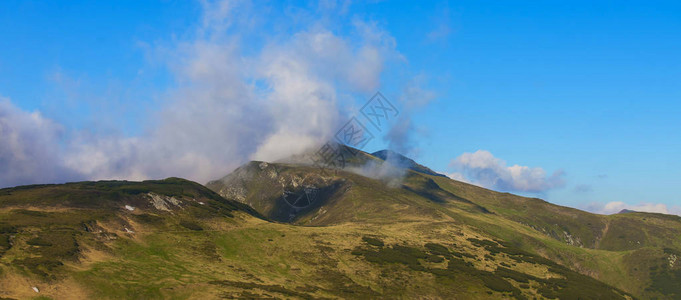 多云山景自然景观图片