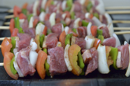 生肉和蔬菜混合烧烤串图片