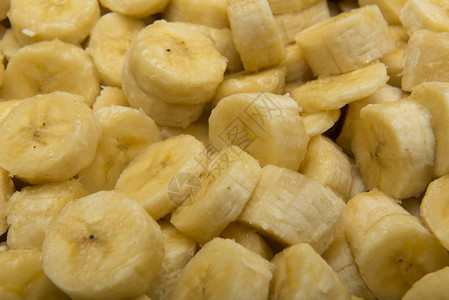 香蕉切片入锅准备变甜高清图片
