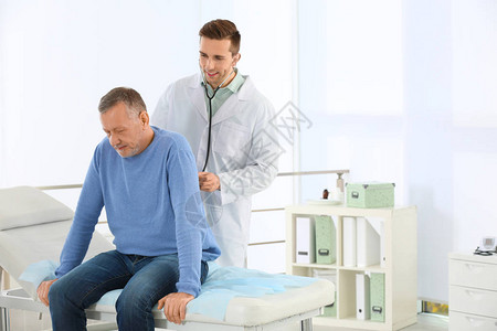医生检查在医院内使用听诊器的成熟病人图片