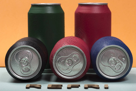 五颜六色的铝罐和碳酸饮料图片