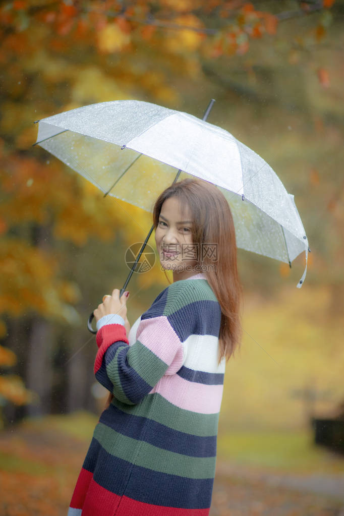 带着雨伞快乐的雨伞笑着微笑的脸在日本图片