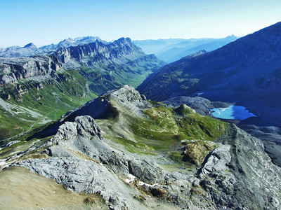 具有养牛季节牧场的阿尔卑斯山谷图片