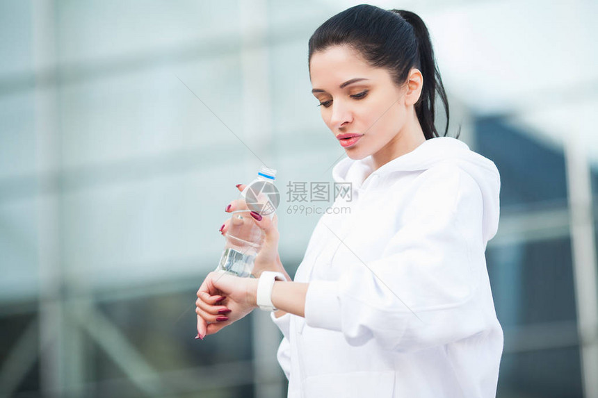 户外健身女人喝瓶水图片