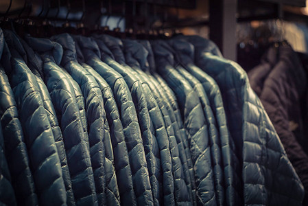 美国户外服装店的衣架上紧贴着旧调子的冬天隔热的时装夹图片
