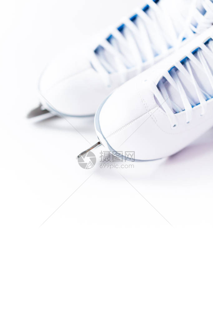 近景白色背景上的新白色花样滑冰鞋图片