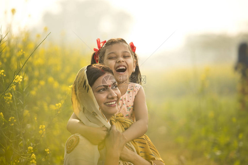 农村印第安母亲和女儿在农业图片
