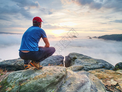 人坐在尖的山顶上享受日出吧笑声图片