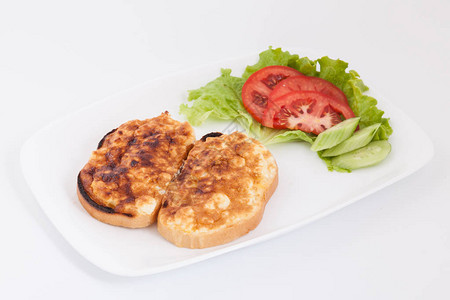 早餐时加鸡蛋和奶酪的干三明治以白盘图片