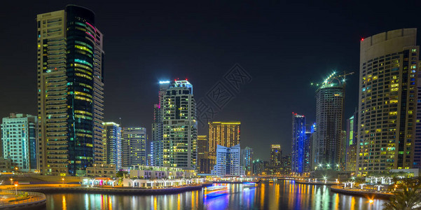 迪拜Marina海湾全景的露天夜照图片