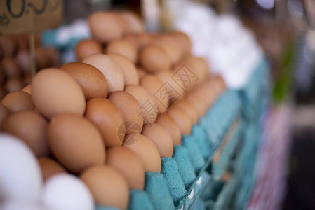 露天市场的市场堆放着鸡蛋图片