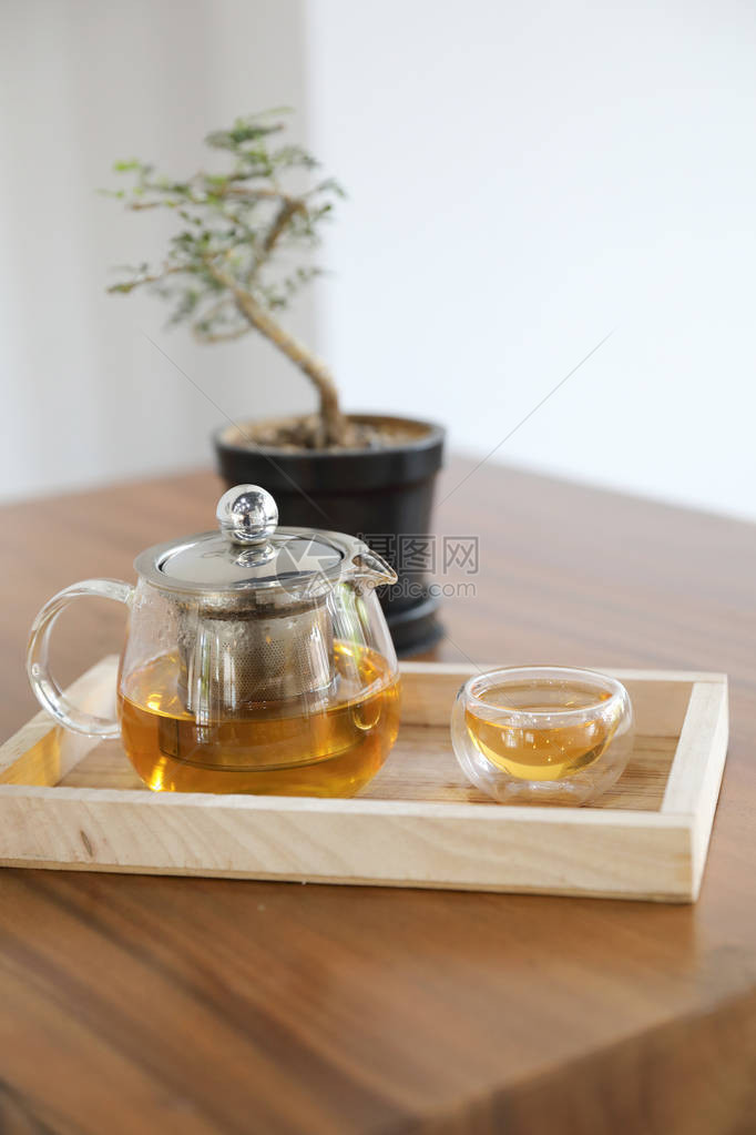 热茶杯在木制桌图片