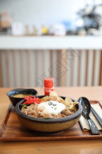 日本料理Gyudon日本牛肉饭碗上图片