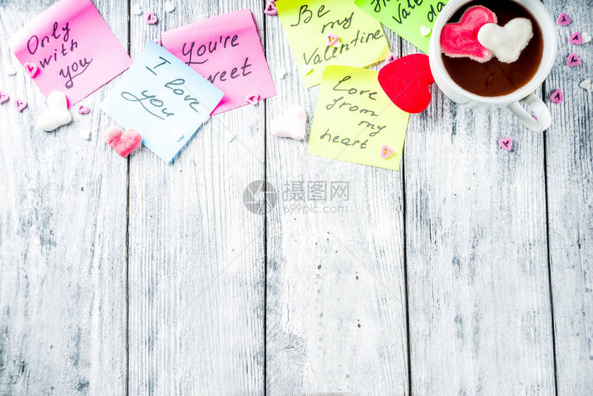 情人节概念带有传统情人节愿望的贴纸带有棉花糖心和糖洒的热巧克力旧木图片