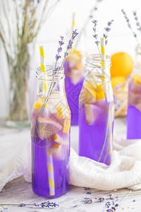 新鲜的薰衣草紫罗兰鸡尾酒加柠檬和冰块图片