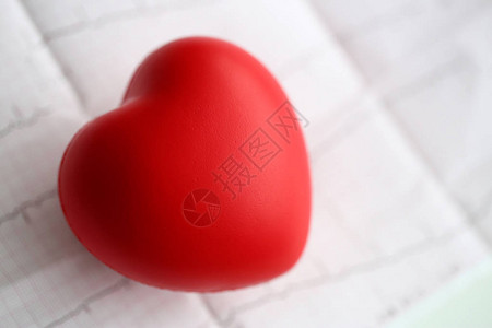 红色玩具心躺在心电图纸特写上心脏治疗师脉冲图心脏物理心率测量心律失常911er和背景图片