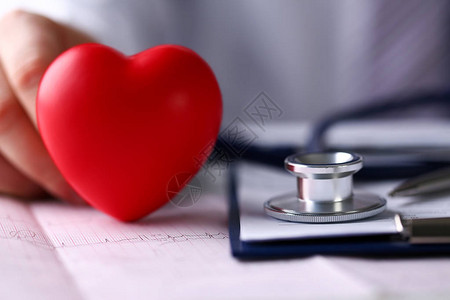 医用听诊器头和红色玩具心躺在心电图表特写上心脏治疗师脉冲图心脏物理心率测量心律失常911er背景图片