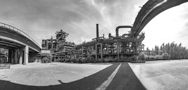 杜伊斯堡废弃高炉厂鲁尔区工业废墟与旧桥背景图片