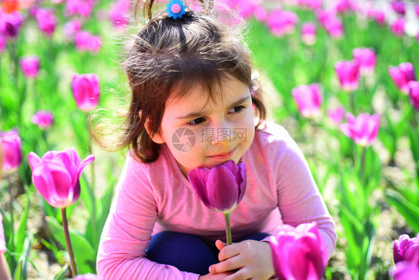 面部和护肤品花过敏夏季女孩时尚快乐的童年阳光明媚的春天的小女孩小朋友自然美儿童节春天的郁金香天气预图片