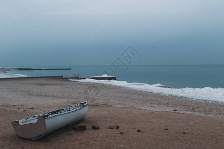 冬季海岸的Wooden船背景图片