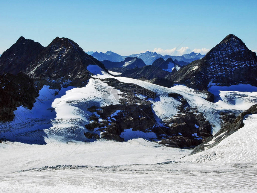令人印象深刻的阿尔卑斯山峰克拉里登的全景图片