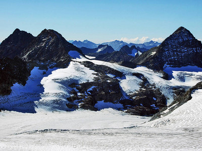 令人印象深刻的阿尔卑斯山峰克拉里登的全景图片