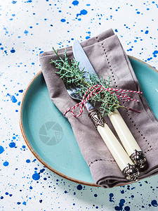 带餐具和绿色分枝的圣诞餐盘图片